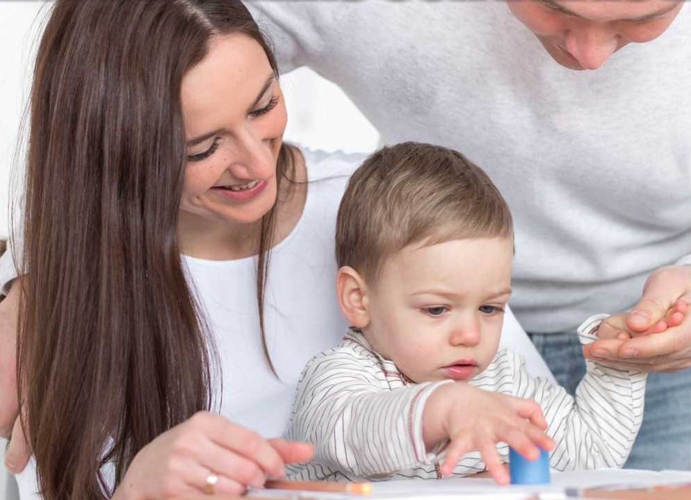 Mamá, papá y bebe jugando juntos