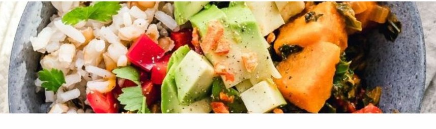 Plato con alimentos saludables.